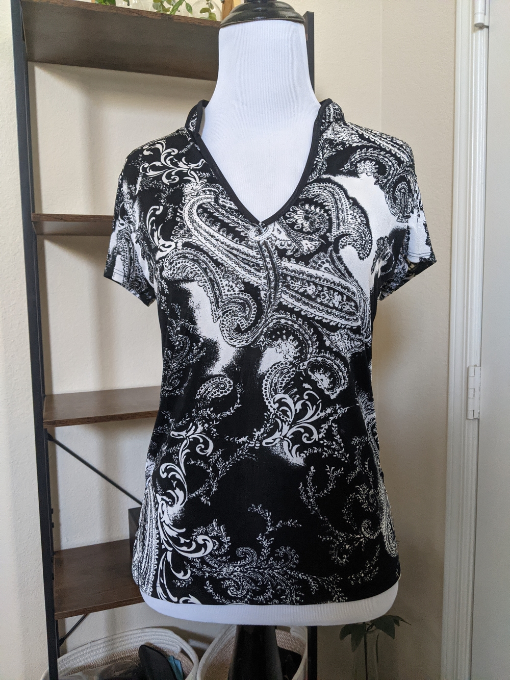 Susan Lawrence Short Sleeve Stretchy V-Neck Top Black & White Paisley XS